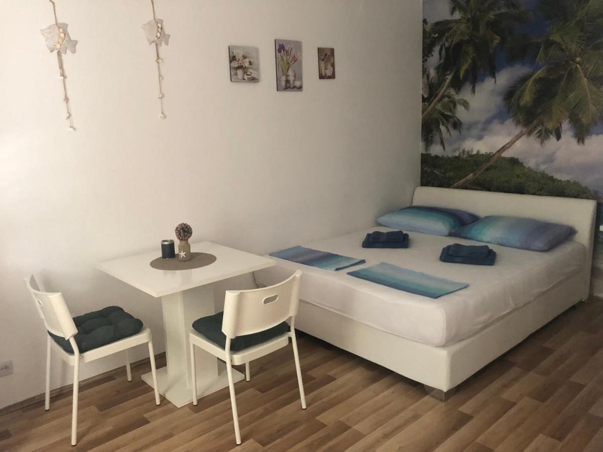 Apartment & Rooms Laura Брела Екстериор снимка