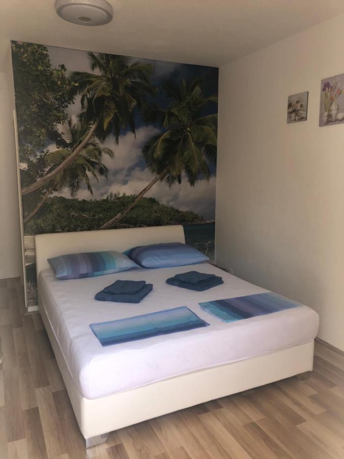Apartment & Rooms Laura Брела Екстериор снимка