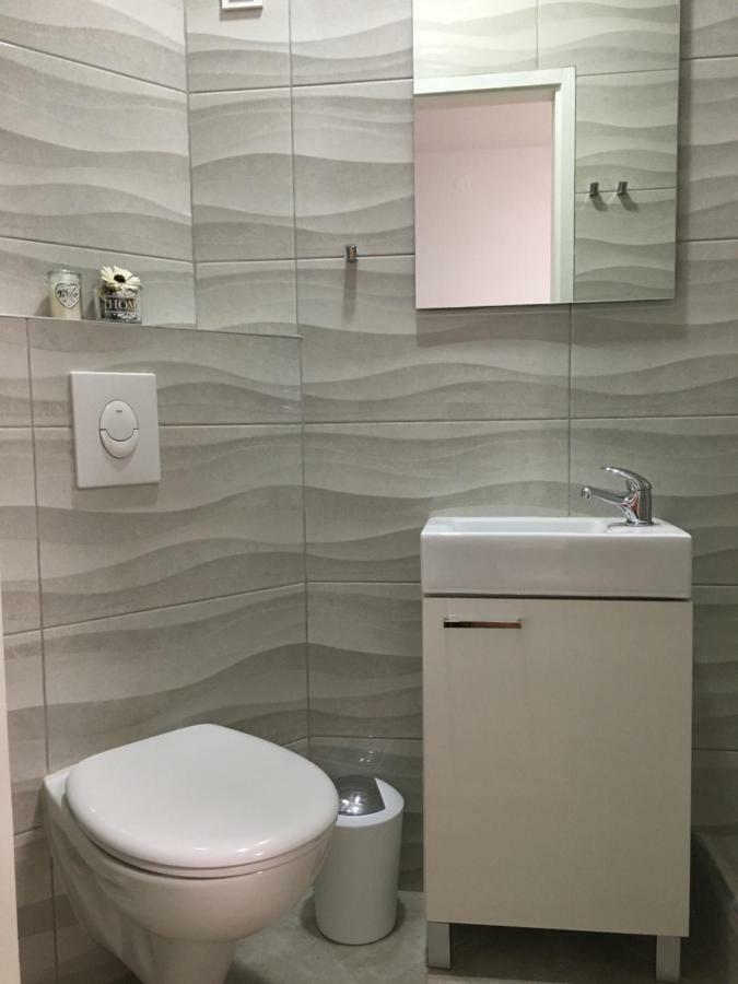 Apartment & Rooms Laura Брела Екстериор снимка