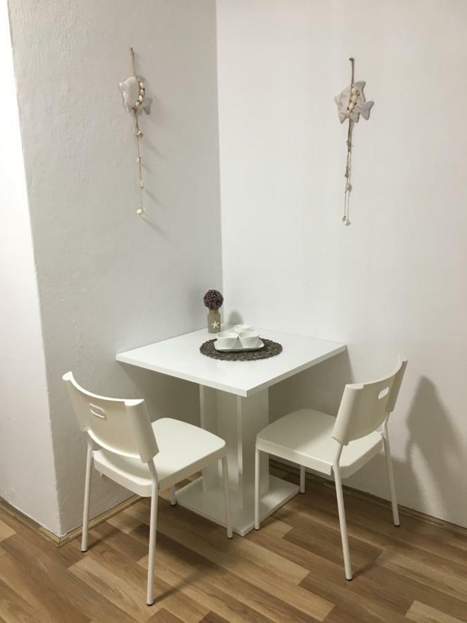 Apartment & Rooms Laura Брела Екстериор снимка