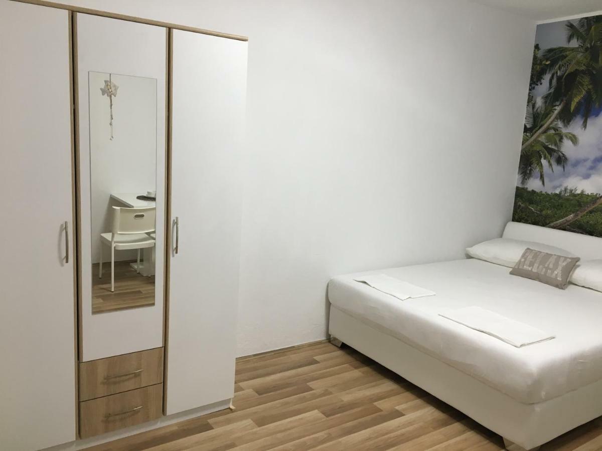 Apartment & Rooms Laura Брела Екстериор снимка