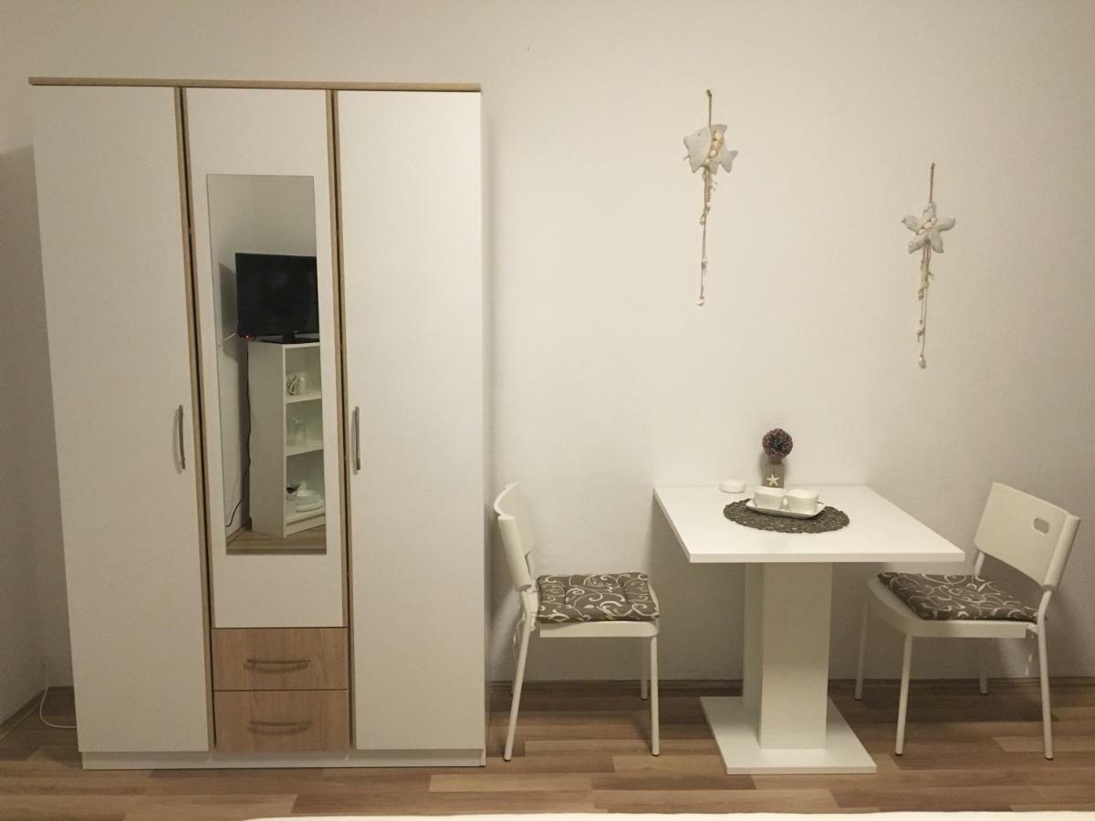 Apartment & Rooms Laura Брела Екстериор снимка