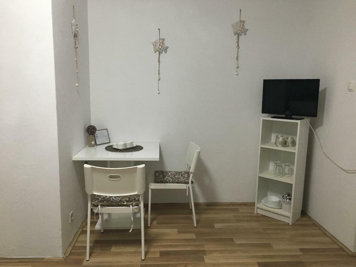 Apartment & Rooms Laura Брела Екстериор снимка