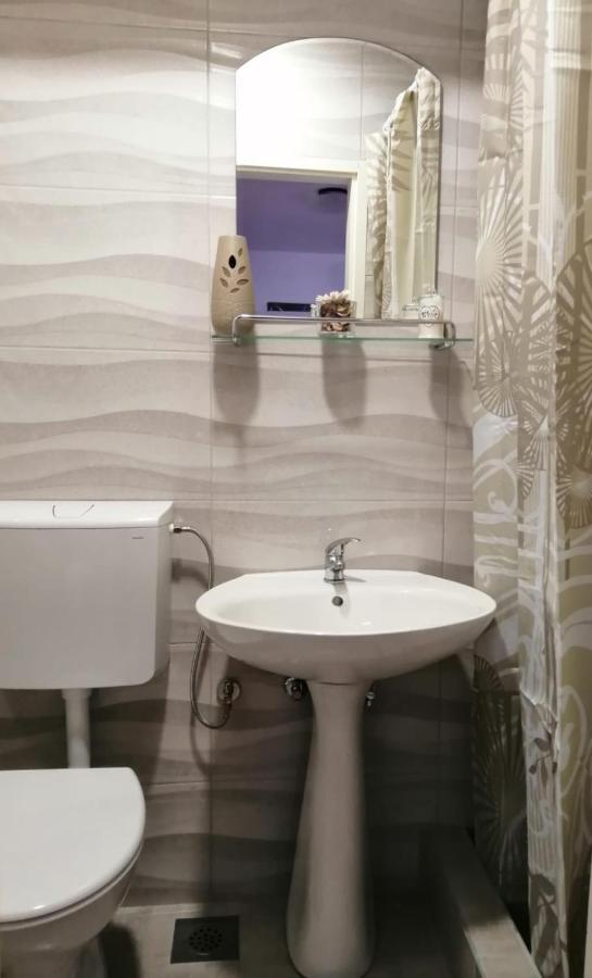 Apartment & Rooms Laura Брела Екстериор снимка
