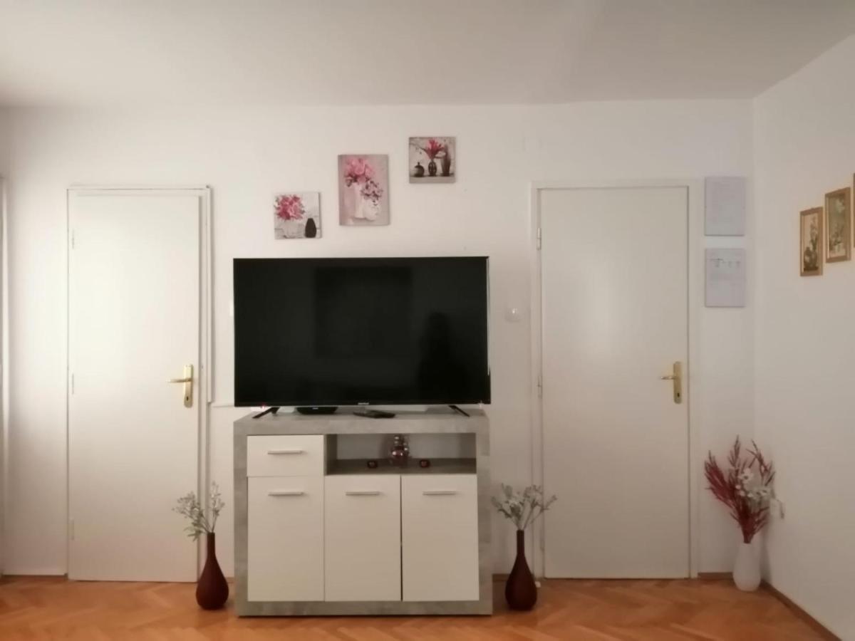 Apartment & Rooms Laura Брела Екстериор снимка